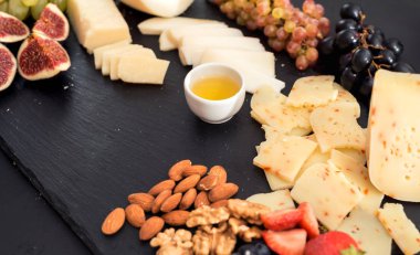 Meyve ile peynir yemek tatma, eski siyah Peygamberli çilek. Şarap ve romantik, peynir Şarküteri gıda. Menü tasarımı yatay. Üstten Görünüm. metin için yer