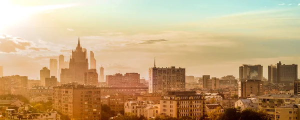 Pohled na město z vysoké budovy, déšť, slunce, Moskva, Rusko, sovětské budovy — Stock fotografie