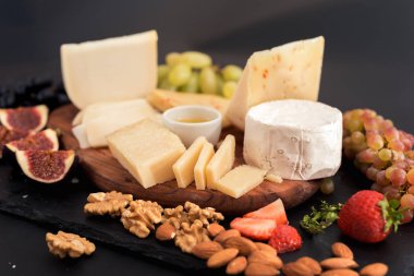 peynir, bal, incir, fındık, üzüm ve meyve bir tabloda farklı türde. Seçici odak. Kopya alanı.