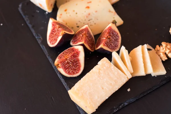 Ostbricka - olika typer av ostar och fikon och druvor — Stockfoto