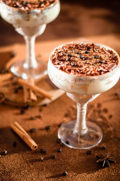 Dessert luxueux Tiramisu dans un verre avec des grains de café sur un fond sombre — Photo