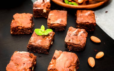 koyu ahşap arka plan, üstten görünüm üzerinde çikolatalı kek