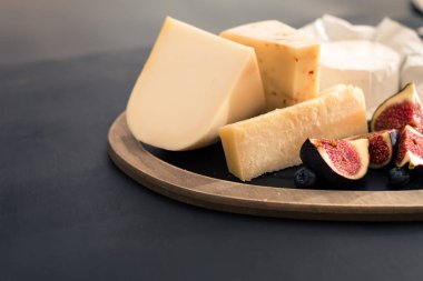 peynir rustik ahşap masa, keçi peyniri, chevre, grana padana, incir, yaban mersini türleri