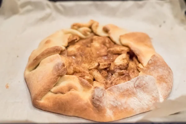 Torta de maçã caseira em pergaminho apenas a partir do forno — Fotografia de Stock