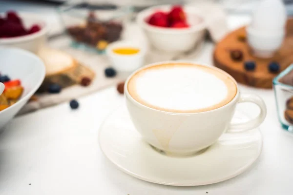 Сніданок Ранкова кава, капучіно на білому тлі. Доброго ранку - здоровий сніданок фону — стокове фото