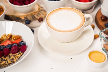 sabah kahve Kahvaltı, beyaz arka plan üzerinde kapuçino. Günaydın - sağlıklı kahvaltı arka plan