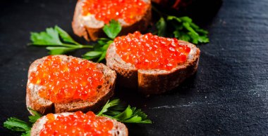 Arduvaz arka plan üzerinde kırmızı havyar.