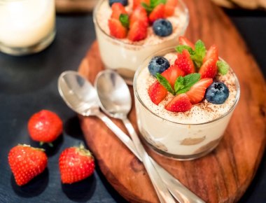 Ev yapımı İtalyan tatlı tiramisu çilek, nane ve yaban mersini cam ile