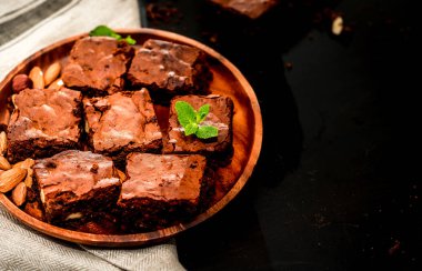 lüks tatlı, çikolatalı brownie kek bir ahşap plaka siyah bir arka plan, metin için yer