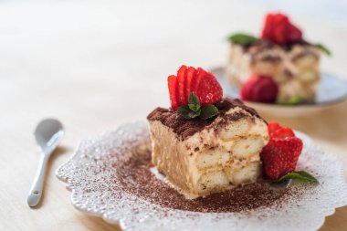 Beyaz tabakta tiramisu kahve kek