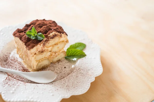 Ciasto domowe tiramisu na tle drewna — Zdjęcie stockowe