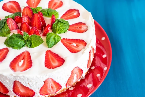 Strawberry cake with sour cream on a blue background top view — Stock Photo, Image
