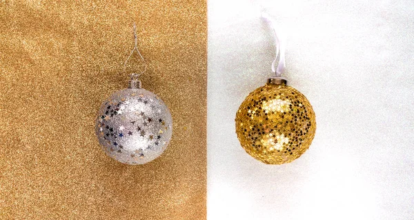 Decorações de Ano Novo bolas de ouro e prata com estrelas brilham em um fundo dourado e branco, dividido ao meio, conceito de Natal, ano novo 2018 Flat lay . — Fotografia de Stock