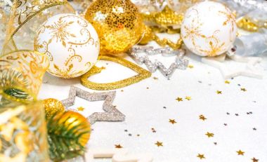 Noel oyuncaklar ile altın ve beyaz mağaralarda soyut Noel dekor
