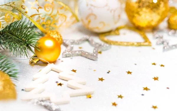 Noel oyuncaklar ile altın ve beyaz mağaralarda soyut Noel dekor — Stok fotoğraf