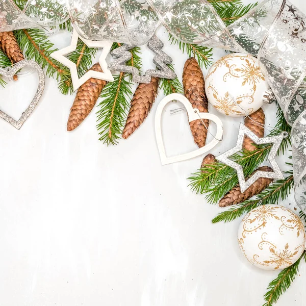 Köknar dalı, gümüş Noel topu ile Noel dekorasyon — Stok fotoğraf