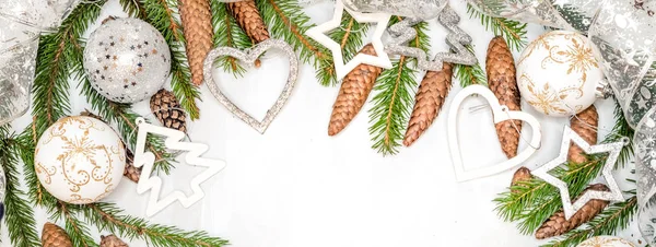 Різдвяні прикраси з ялинкою, срібна різдвяна кулька — стокове фото