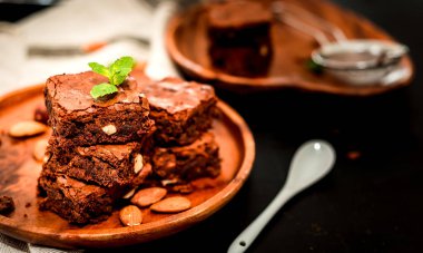 lüks tatlı, çikolatalı brownie kek bir ahşap plaka siyah bir arka plan, metin için yer