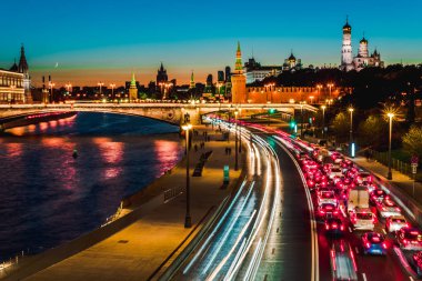Üstten Görünüm gece kış Moskova, Kremlin, büyük taş köprü ve Prechistenskaya dolgu ve Moskova Nehri, Rusya Federasyonu