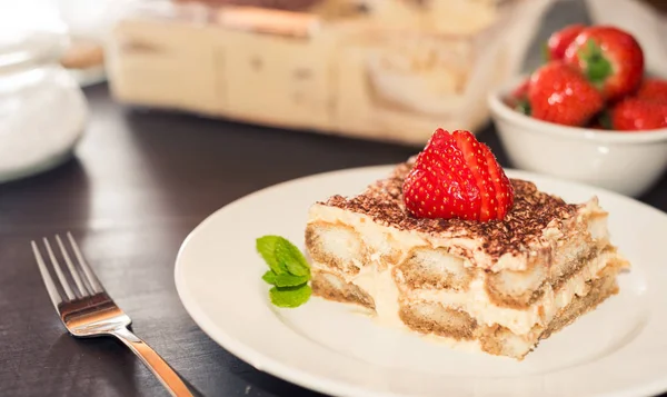 Torta tiramisù fatta in casa decorata con fragole Cucina italiana, Focus selettivo — Foto Stock