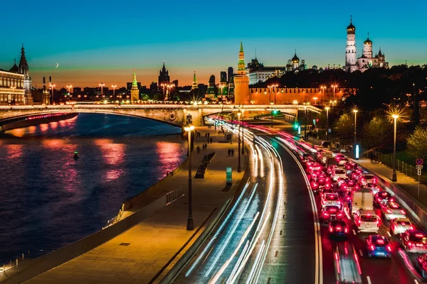 Vista superior da noite wintry Moscou, o Kremlin, ponte de pedra grande e aterro Prechistenskaya e rio de Moscou, Rússia — Fotografia de Stock