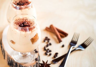 Bir beyaz konyak bardaklarda enfes İtalyan tatlı tiramisu