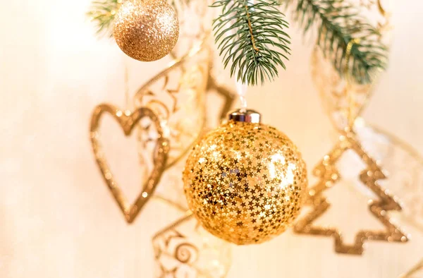 Золота різдвяна ялинка на ялинці — стокове фото