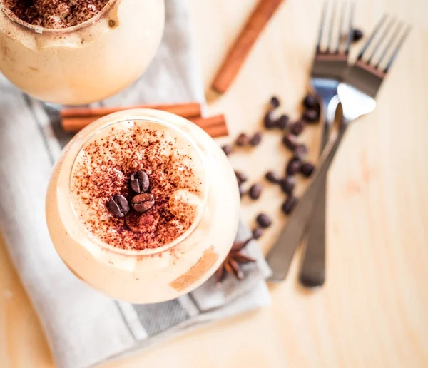 크림 디저트 티라미수 코냑 잔에 커피 콩 평면도와 장식 — 스톡 사진