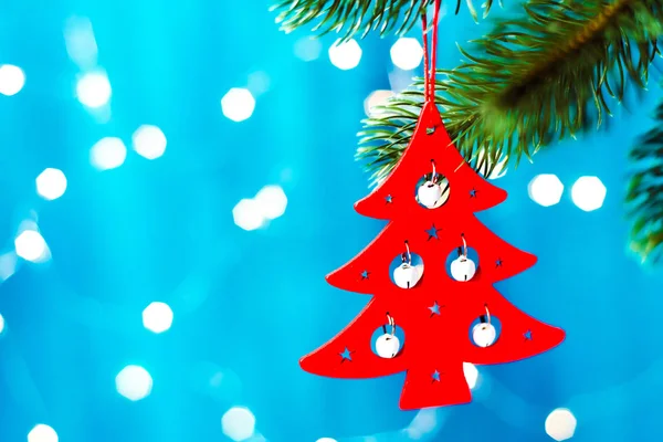 Červené vánoční strom ve tvaru vánočního stromku na modrém pozadí se bokeh na pozadí rozmazané, šumivá a víla — Stock fotografie
