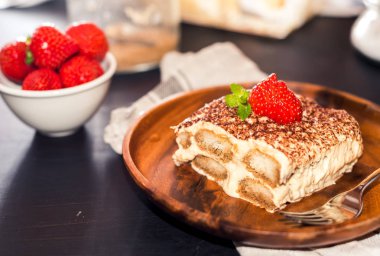 Ev yapımı tiramisu pasta İtalyan mutfağı, seçici odak çilek ile dekore edilmiş