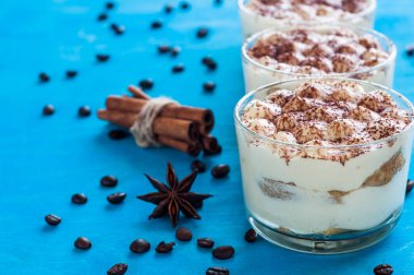 lüks tatlı tiramisu tatlı hayat kavramı içinde gözlük,