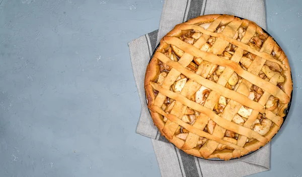 Almás pite torta mazsolával, dióval és fahéj a vintage háttér textúra. Hagyományos desszert az amerikai függetlenség napja. Rusztikus stílusban. Szemközti nézet — Stock Fotó