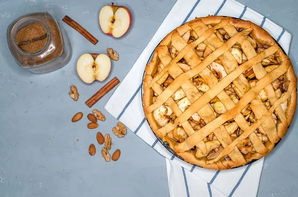 Tarte aux pommes avec raisins secs, noix et cannelle. Dessert traditionnel pour la fête de l'indépendance en Amérique. Style rustique. Vue du dessus — Photo