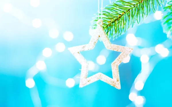 Mavi ve xmas dekorasyon Gümüş dal kopya alanı ile yıldız. Mutlu Noeller. — Stok fotoğraf