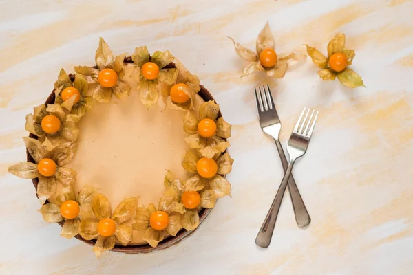 New York Käsekuchen auf gelbem Hintergrund von oben — Stockfoto