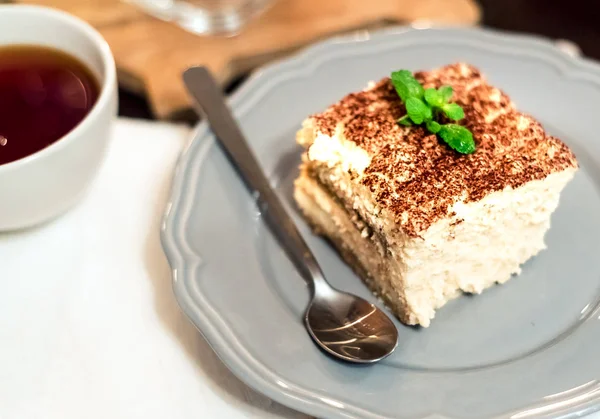 Tiramisu aux chandelles, rendez-vous romantique en Italie, dessert tiramisu sur une assiette en porcelaine — Photo
