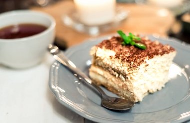 tiramisu mum ışığında, İtalya, tiramisu tatlı bir porselen tabakta romantik tarihi
