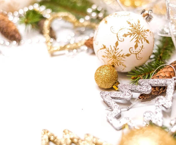 Noel kartı ile Noel topları arka plan, seçici odak üzerinde — Stok fotoğraf