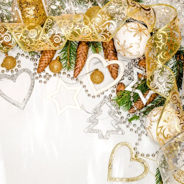 Золотий і срібний різдвяний фон, з гілками новорічної ялинки, шишки, різдвяні іграшки, вид зверху — стокове фото