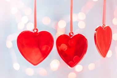 Noel kartı bir köpüklü üzerinde Noel süslemeleri ile mavi arka plan