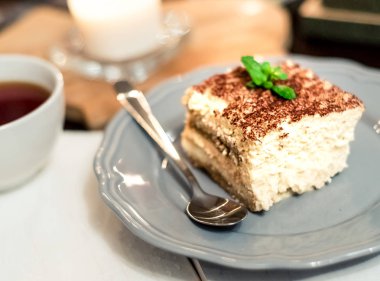 tiramisu mum ışığında, İtalya, tiramisu tatlı bir porselen tabakta romantik tarihi
