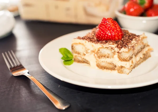 Torta tiramisù fatta in casa decorata con fragole Cucina italiana, Focus selettivo — Foto Stock