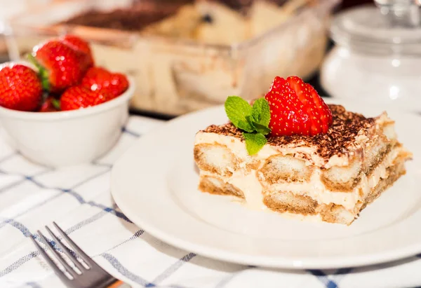 Huisgemaakte tiramisu taart gedecoreerd met aardbeien Italiaanse keuken, selectieve aandacht — Stockfoto
