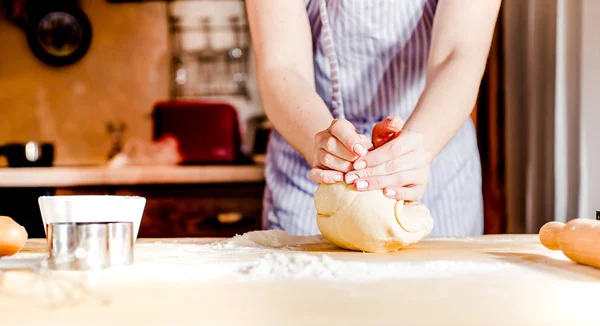 Руки жінки замішують тісто на столі, на свято — стокове фото