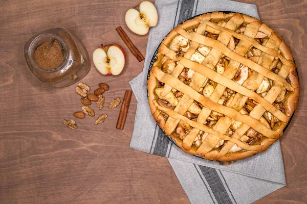 Tarte aux pommes avec raisins secs, noix et cannelle. Dessert traditionnel pour la fête de l'indépendance en Amérique. Style rustique. Vue du dessus — Photo