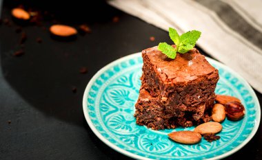 Piramit fındık ve incir, siyah bir arka plan ile taze hazırlanmış eve taze kek