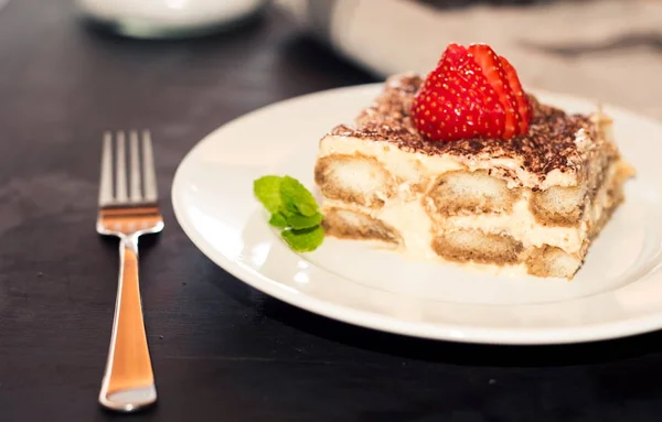 Σπιτικό τιραμισού τούρτα διακοσμημένη με φράουλες, ιταλική κουζίνα, επιλεκτική εστίαση — Φωτογραφία Αρχείου