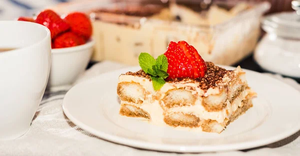 이탈리아 요리, 선택적 초점에 딸기와 수 제 티라미수 케이크 장식 — 스톡 사진