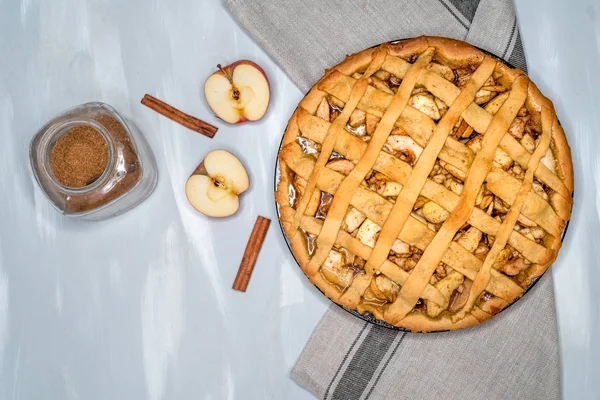 Tarte aux pommes avec raisins secs, noix et cannelle. Dessert traditionnel pour la fête de l'indépendance en Amérique. Style rustique. Vue du dessus — Photo