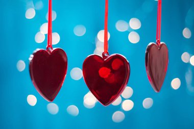 İki kırmızı kurdele kalbi. Sevgililer Günü tebrik kartı..